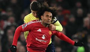 Bek Southampton asal Polandia #35, Jan Bednarek, dan penyerang Manchester United asal Belanda #11, Joshua Zirkzee, berebut bola selama pertandingan Liga Primer Inggris antara Manchester United dan Southampton di Old Trafford di Manchester, Inggris barat laut,&nbsp;Jumat dini hari WIB (17-1-2025). (Oli SCARFF/AFP)