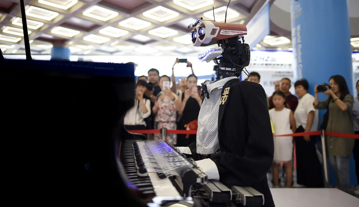 Robot "Teotronico" memperlihatkan kebolehannya memainkan piano dalam acara Konferensi Robot Dunia 2017 di Beijing, 23 Agustus 2017. Selain bisa memainkan piano, robot rancangan Matteo Suzzi ini juga dapat menyanyikan lagu-lagu populer. (WANG Zhao/AFP)
