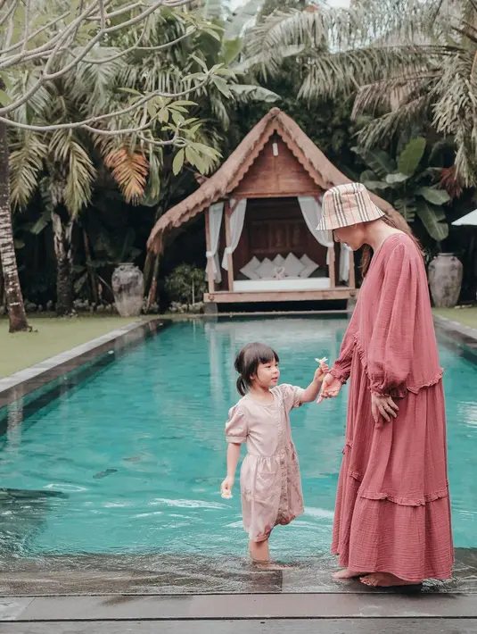 Walaupun tidak kembar, Natusha tampak mengenakan midi dress bernuansa cokelat netral lengan pendek yang senada dengan warna dress yang dikenakan Chelsea Olivia. Foto: Instagram.