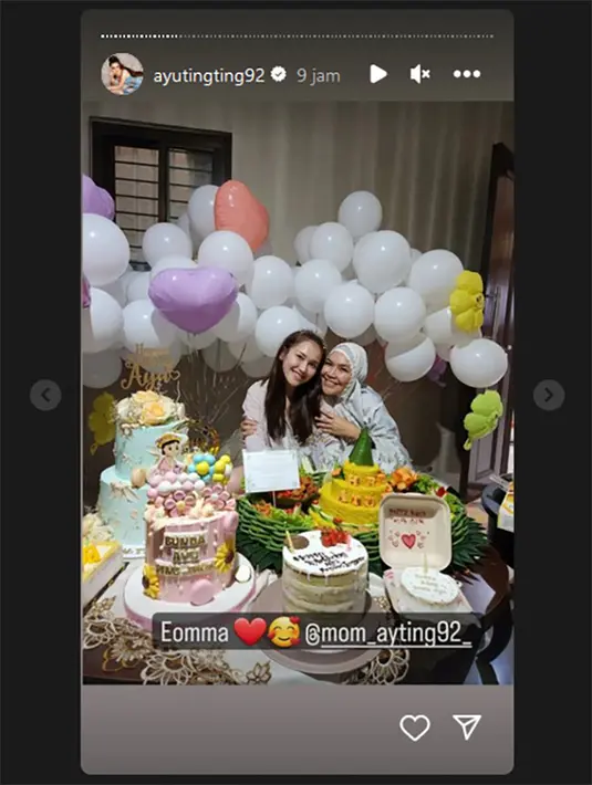 Acara tampak begitu meriah dengan dekorasi meriah balon-balon dan juga bunga. Didepan Ayu tampak nasi tumpeng hingga banyak kue ulang tahun dengan berbagai model  dan ukuran. [Instagram/ayutingting92]