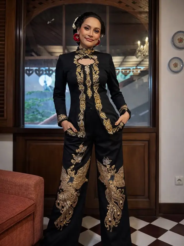 Simbolik Kebangkitan dan Kekuatan Ibu di Kebaya Erika Carlina Saat Tedak Sinten Andrew Neil