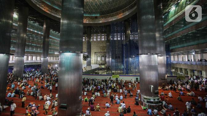 Jemaah bersiap melaksanakan salat Jumat di samping renovasi Mesjid Istiqlal, Jakarta, Jumat (1/11/2019). Renovasi ditargetkan rampung pada Maret 2020 sehingga dapat dimanfaatkan pada Bulan Ramadan tahun depan. (Liputan6.com/Faizal Fanani)