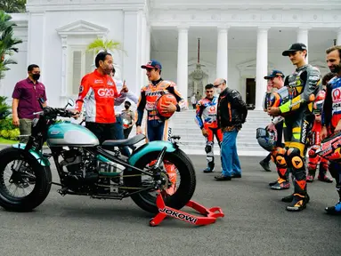 Presiden Joko Widodo atau Jokowi memperkenalkan motor kesayangannya kepada sejumlah pembalap MotoGP di Istana Merdeka, Jakarta, Rabu (16/3/2022). Nantinya para pembalap MotoGP 2022 akan melakukan parade untuk menyambut MotoGP Mandalika 2022 yang akan berlangsung akhir pekan ini. (Biro Pers/Setpres)