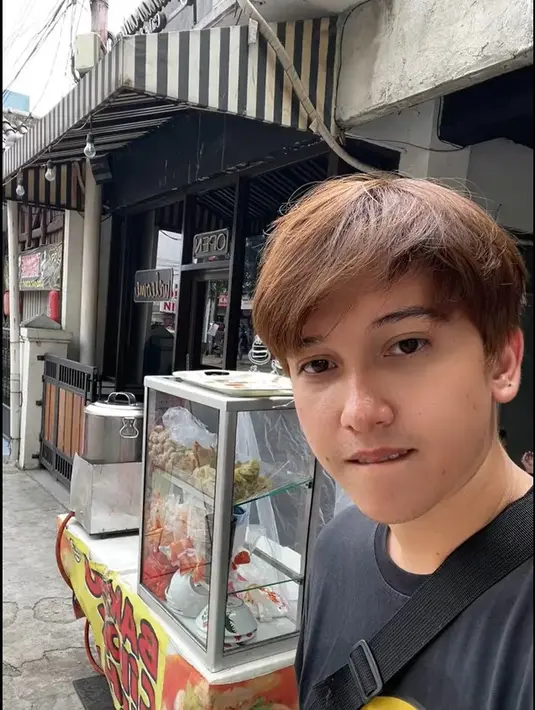 Muhammad Shidiq Eduard lahir di Jakarta pada Maret 1997 lalu. Melansir dari Wikipedia, Sidik Eduard merupakan anak tunggal berdarah Belanda dan Jawa. Sidik merupakan alumni SMP Borobudur Cilandak (Borcild). [TikTok/dheeduard]