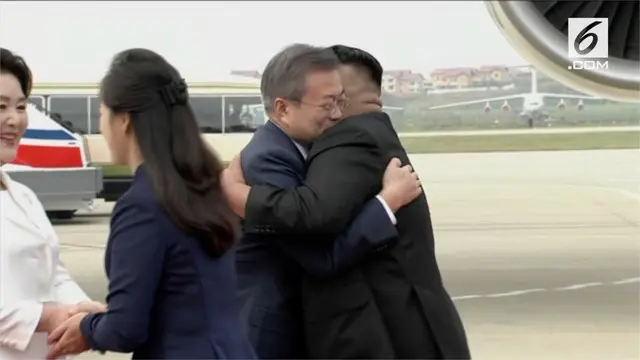Presiden Korea Selatan Moon Jae-in beserta istrinya mendarat di bandar udara Pyongyang, Korea Utara. Moon disambut pelukan hangat pemimpin Korut Kim Jong-un.