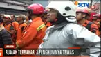 Kebakaran rumah berlantai dua ini diduga kuat karena hubungan pendek arus lisrik. Polisi langsung membawa jenazah korban ke RSCM.