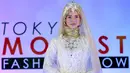 Model menampilkan rancangan Lynn Siregar dengan brand Weddingku Gallery pada Tokyo Modest Fashion Show di Halal Expo Japan, Tokyo, Selasa (22/11). Ada 10 merek, sebagian besar dari Singapura, yang memamerkan busananya di pagelaran ini (REUTERS/Toru Hanai)