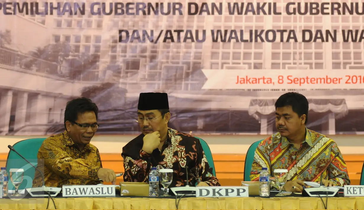 Anggota Bawaslu, Nelson Simanjuntak (kiri) berbincang dengan Ketua DKPP Jimly Asshiddiqie saat lokakarya bersama komisioner KPU di Jakarta, Kamis (8/9). Lokakarya membahas Persiapan Penyelesaian Sengketa dalam Pilkada. (Liputan6.com/Helmi Fithriansyah)