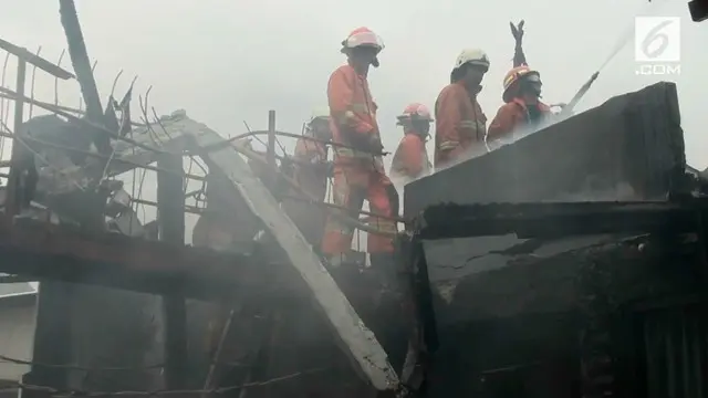 Kebakaran melanda sebuah rumah kos di kawasan Grogol Jakarta Barat. Akibat Kebakaran 25 kamar kos hangus terbakar