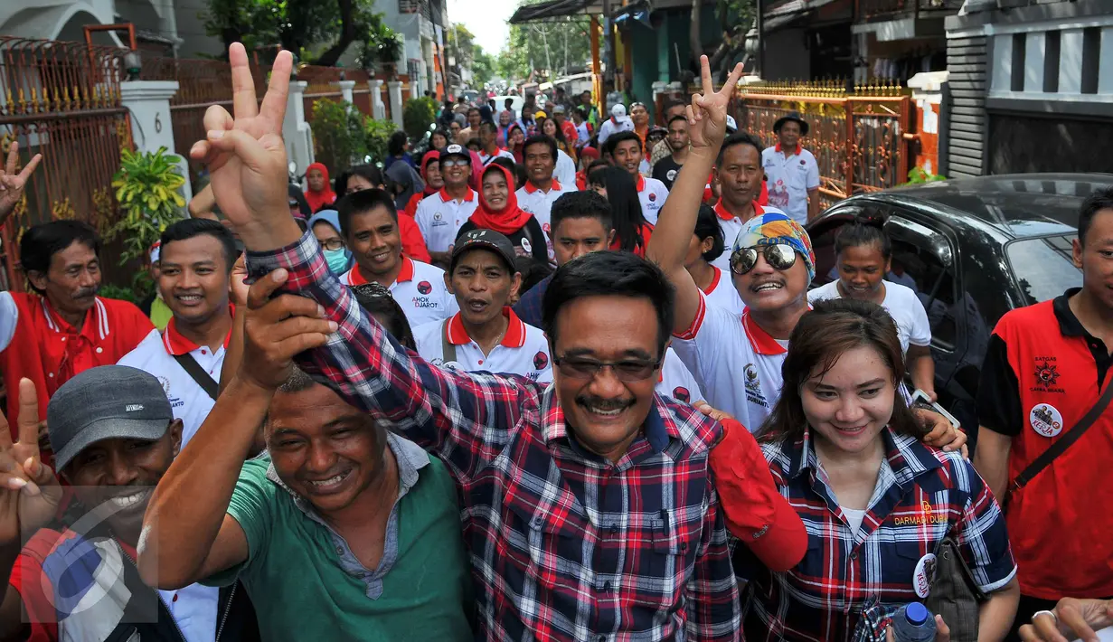 Cagub DKI Jakarta Djarot Saiful Hidayat saat melakukan blusukan di Kebon Bawang, Jakarta Utara, Sabtu (26/11). Djarot juga menjelaskan bantuan transportasi gratis bagi mereka yang lansia dan kurang mampu. (Liputan6.com/Angga Yuniar)