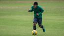 Bek sayap Timnas Indonesia, Beny Wahyudi, berusaha mengontrol bola ketika berlatih di Lapangan SPH Karawaci, Banten, Minggu (11/12/2016). (Bola.com/Vitalis Yogi Trisna)
