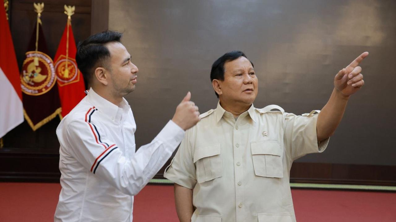 Namun, sanjungan Raffi itu langsung ditepis Prabowo yang justru menegaskan bahwa garda terdepan pertahanan Indonesia itu adalah para prajurit di lapangan.