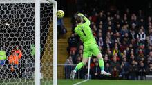 Kiper MU David De Gea melakukan blunder saat melawan Watford (AP)