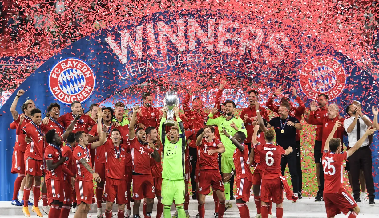 Para pemain Bayern Munchen merayakan dengan trofi juara Piala Super Eropa usai melawan Sevilla di Puskas Arena, Budapest, Hongaria, 24 September 2020. (Photo by Attila KISBENEDEK / POOL / AFP)