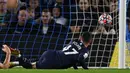 Manchester City justru menambah keunggulan menjadi 2-0 pada menit ke-28. Phil Foden sukses memanfaatkan umpan dari Jack Grealish untuk menaklukkan Robert Sanchez. (AFP/Glyn Kirk)