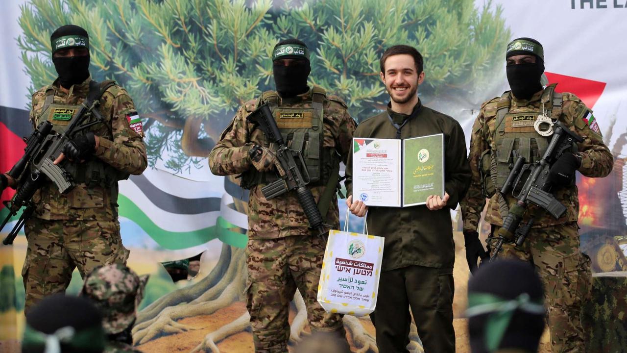 Momen Sandera Israel Cium Kening Pejuang Hamas