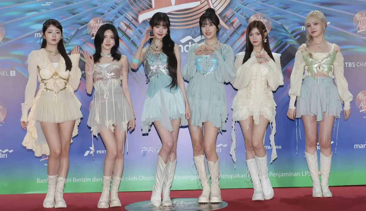 <p>Hadir juga IVE yang tampil cantik dengan dress nuansa pastelnya. Dress tersebut dipadukan dengan sepatu boots berwarna putih. [@golden_disc]</p>