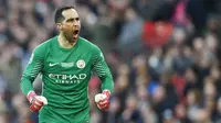 10. Claudio Bravo - Dibeli Manchester City dari Barcelona dengan harga 17 juta poundsterling. (AFP/Adrian Dennis)