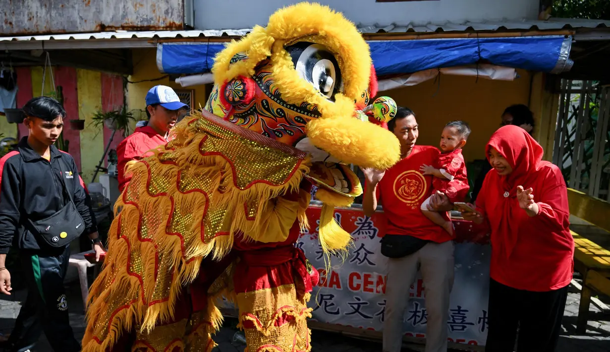 Dalam tradisi Tiongkok, penampilan barongsai melambangkan kekuatan, kebijaksanaan, dan keunggulan. (JUNI KRISWANTO/AFP)