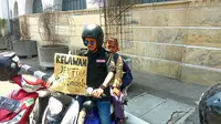 Para pengendara motor dan relawan ojek rela meluangkan waktu untuk mengantar pulang pelajar yang kesulitan naik angkot yang sedang mogok di Cirebon. (Liputan6.com/Panji Prayitno)