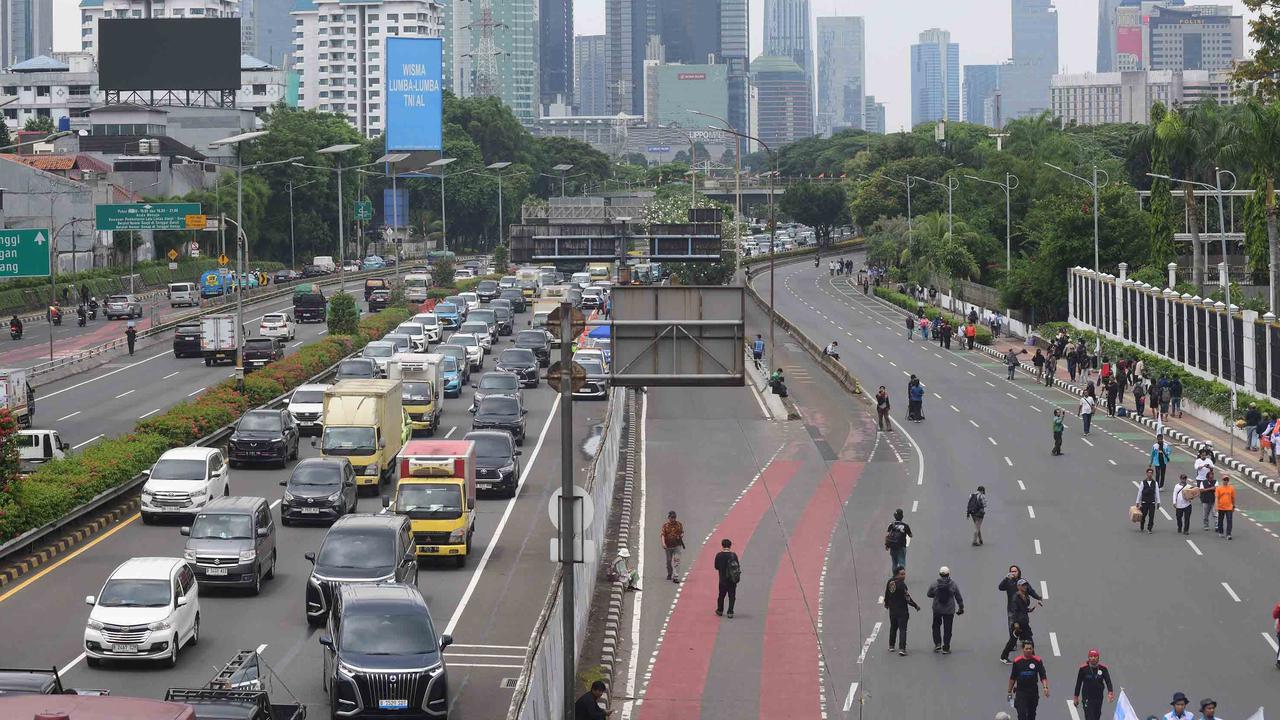 FOTO: Ribuan Buruh Geruduk DPR, Usung Enam Tuntutan Utama