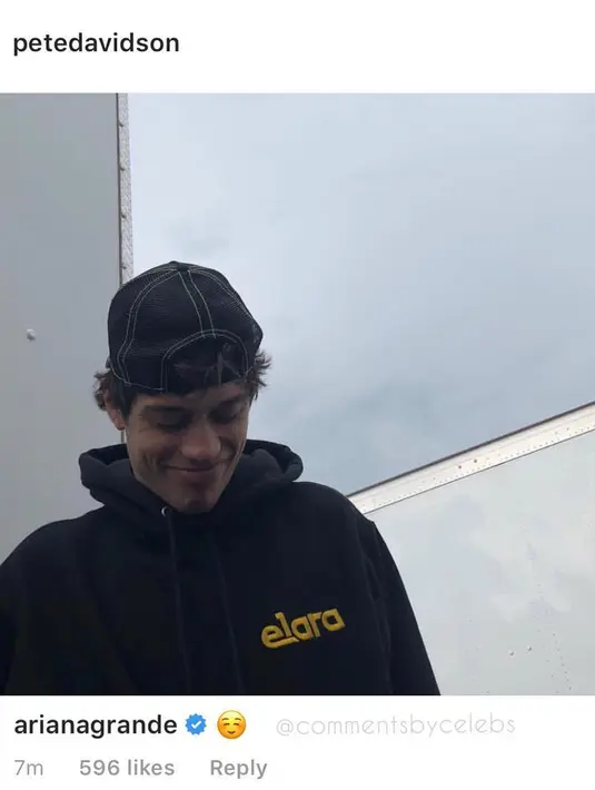 Yup, Ariana Grande hanya mengirim komentar dengan emoji wajah yang memerah. (instagram/commentsbycelebs)