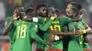 Tuan rumah Kamerun juga berhasil memastikan satu tiket perempat final Piala Afrika 2021 setelah menang 2-1 atas Kepulauan Comoros. Kemenangan ini membuat Kamerun akan bersua Gambia dilaga selajutnya. (AP/Themba Hadebe)