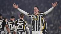 Pemain Juventus, Dusan Vlahovic, melakukan selebrasi setelah mencetak gol ke gawang Sassuolo dalam laga Serie A 2023/2024 giornata 20 yang dihelat di Allianz Stadium, Rabu (17/1/2024). (Marco Alpozzi/LaPresse via AP)