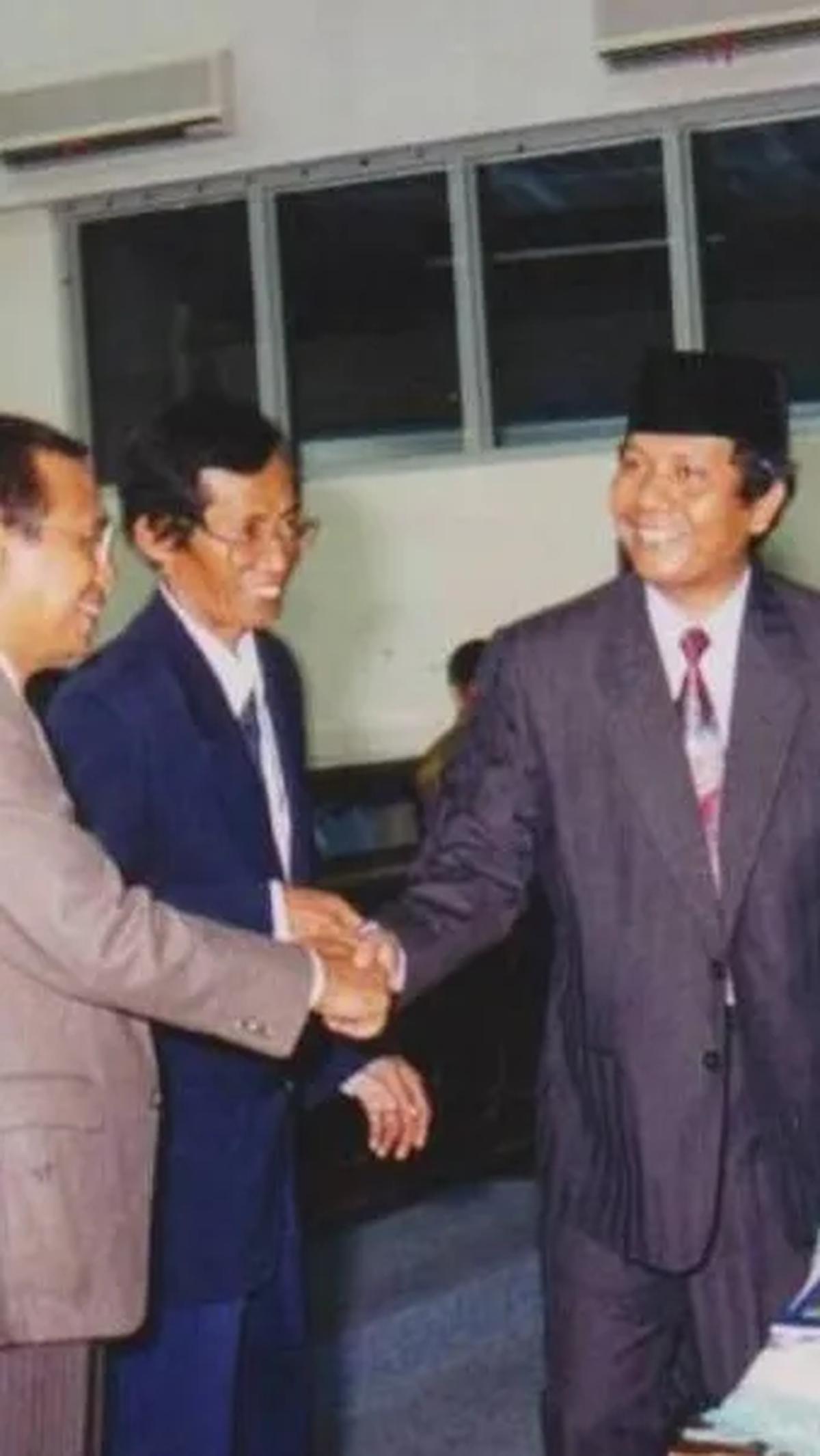 Menggeluti Tiga Cabang Kekuasaan Politik