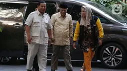 Ketua Umum DPP Partai Gerindra Prabowo Subianto (kiri) menyambut langsung kedatangan Putri Presiden ke-4 RI K.H. Abdurrahman Wahid, Zannuba Ariffah Chafsoh atau lebih akrab disapa Yenny Wahid. (Liputan6.com/Johan Tallo)