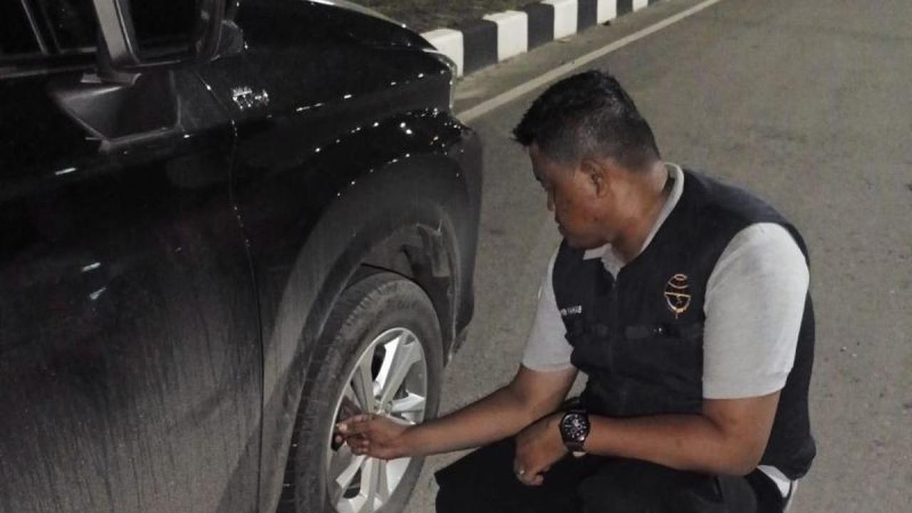 Dishub Kendari Gembosi Ban Kendaraan, Tegas Berantas Penertiban Parkir Liar di Eks MTQ