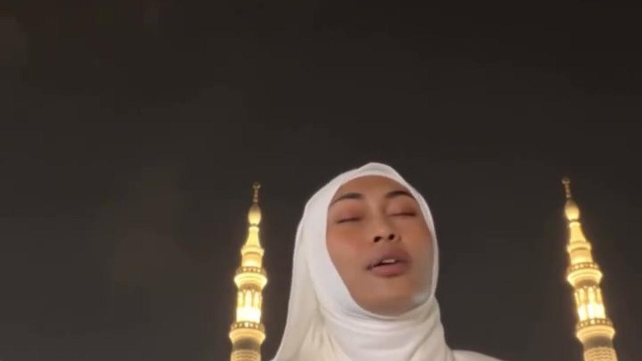 Momen Novia Bachmid Nyanyi di Masjid Nabawi, Tuai Pro Konta