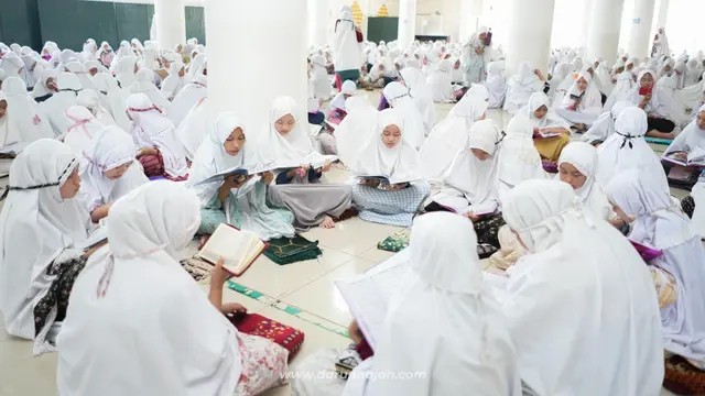 Santriwati di Pondok Pesantren Darunnajah tengah melakukan khataman Alquran memperingati Isra Mikraj. (Istimewa)