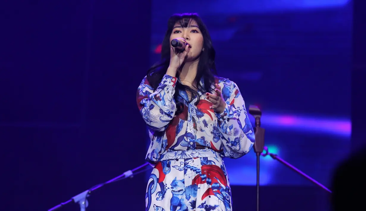 Isyana selalu tampil dengan make up natural yang manis banget, kali ini dipadukan dengan setelan pattern ala Jepang. Penampilannya di Java Jazz ini berhasil menampilkan sosok Isyana yang tomboy dan anggun. (Kapanlagi.com/Adrian Utama Putra)