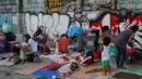 Sejumlah anak beristirahat usai rumahnya hangus terbakar di  Quezon, Metro Manila di Filipina (28/12). Menurut laporan, sekitar 500 rumah ludes terbakar dan sekitar 1.000 keluarga telah diungsikan. (REUTERS/Erik De Castro)
