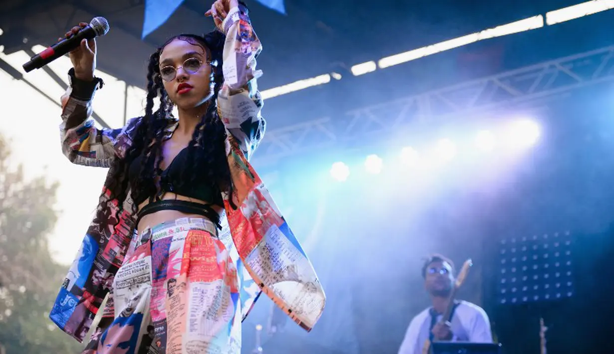 Wanita beruntung itu adalah Tahliah Barnett, seorang penyanyi asal Inggris dengan nama panggung FKA Twigs. (Daniel Boczarski/Getty Images for Ketel One/AFP)