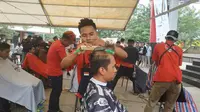 Teknik mencukur klasik menjadi tema lomba cukur rambut yang diikuti peserta dari Jawa dan Sumatera. (Liputan6.com/Pramita Tristiawati)