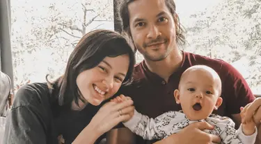 Meski terpaut selisih usia 8 tahun, hal tersebut tak jadi persoalan bagi Edward Akbar dan Kimberly Ryder. Pasangan ini nampak selalu harmonis dalam berbagai kesempatan. (Liputan6.com/IG/kimberlyryder)