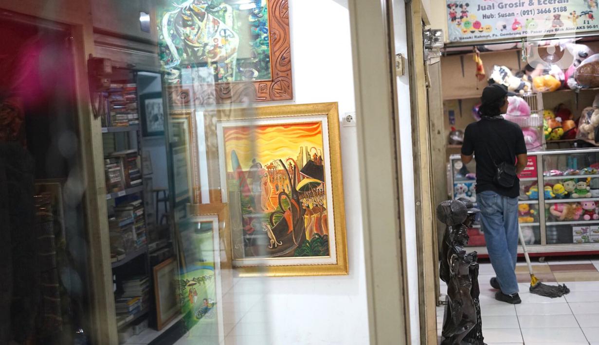 Suasana Pasar Gembrong Baru di Jalan Jenderal Basuki Rachmat, Jakarta Timur, Minggu (16/8/2020). Pasar yang dulu diisi kios-kios mainan anak dan boneka tersebut kini berubah wajah menjadi galeri bagi para perupa, barang antik, hingga buku-buku lawas. (Liputan6.com/Immanuel Antonius)