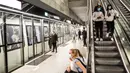 Orang-orang yang memakai masker menunggu di platform metro di Kopenhagen Sabtu (22/8/2020) dini hari. Pemerintah Denmark telah mewajibkan pemakaian masker di semua angkutan umum untuk mencegah penyebaran Covid-19 mulai Sabtu (22/8) ini.  (Olafur Steinar Rye Gestsson/Ritzau Scanpix via AP)