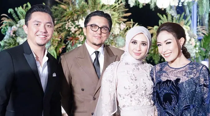 Ananda Omesh dan Ayu Dewi di resepsi kedua pernikahan Laudya Cynthia Bella dan Engku Emran. (Instagram/mrsayudewi)