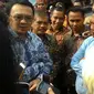 Gubernur DKI Jakarta Basuki Tjahaja Purnama (kiri) dan Ketua DPRD DKI Prasetyo Edi menanggapi protes pedagang soal pungutan Rp 10.000 per hari. (Liputan6.com/Ahmad Romadoni)