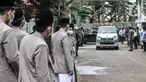 Santri dan kerabat saat menyambut kedatangan ambulans yang membawa jenazah Ustaz Maaher At-Thuwalibi untuk dimakamkan di kompleks Pondok Pesantren Daarul Quran, Cipondoh, Tangerang, Banten, Selasa (9/2/2021). (merdeka.com/Iqbal S. Nugroho)