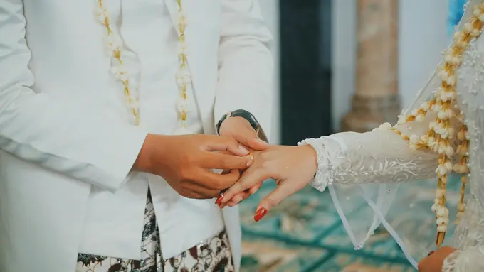 couple maret persiapan menikah