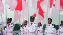 Pasukan pengibar bendera ikut memeriahkan acara perayaan Hari Olahraga Nasional ke-34 di Stadion Dr. H. M. Soebroto, Magelang, Sabtu (9/9/2017). Haornas tahun ini mengangkat tema "Olah Raga yang Menyatukan Kita". (Bola.com/Dorojatun)  