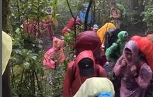 Tak Cuma Jalan Raya, Pendakian Gunung Lawu yang Becek pun Macet saat Libur Isra Miraj dan Imlek 2025
