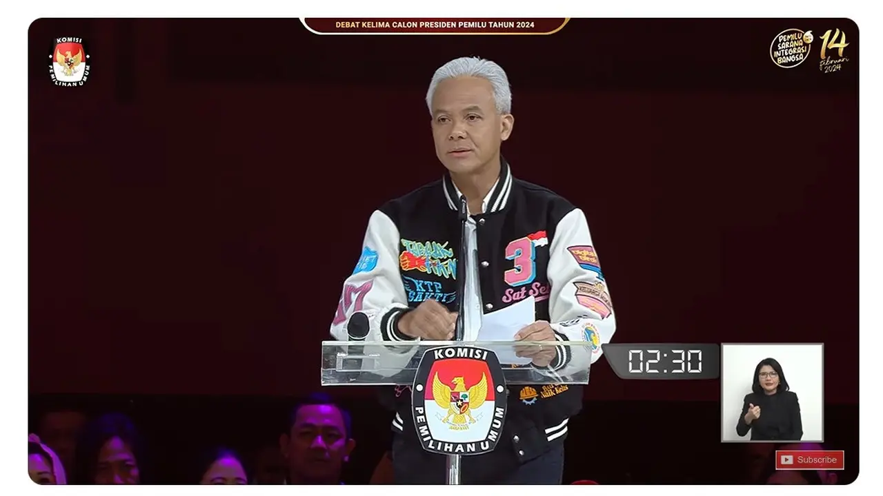 Calon Presiden (Capres) nomor urut 03 Ganjar Pranowo saat membacakan visi misi di debat Pilpres 2024 terakhir yang digelar Minggu (4/2/2024) di Jakarta Convention Center (JCC), Senayan, Jakarta Pusat.
