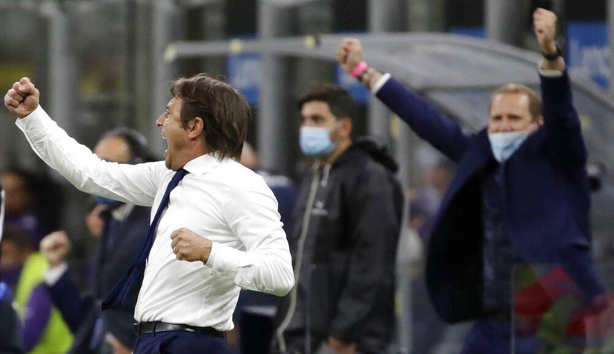 Pelatih Inter Milan, Antonio Conte, merayakan kemenangan atas Fiorentina pada laga Seria A di Stadion Giuseppe Meazza, Minggu (27/9/2020). Inter Milan menang dengan skor 4-3. (AP/Luca Bruno)