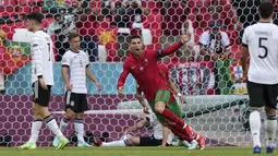 Penyerang Portugal, Cristiano Ronaldo berselebrasi usai mencetak gol ke gawang Jerman pada pertandingan grup F Euro 2020  di Allianz Arena, Munich, Sabtu (19/6/2021). Jerman menang telak atas Portugal dengan skor 4-2. (AP Photo/Matthias Schrader, Pool)