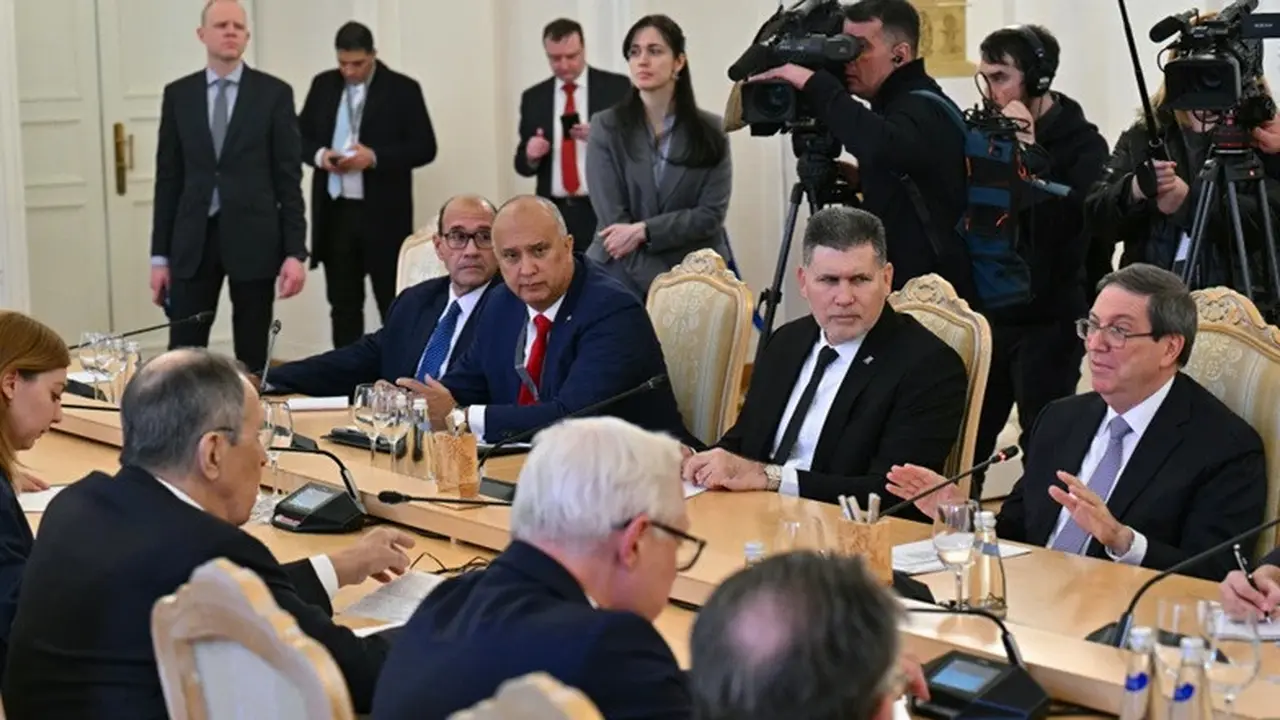 Menteri Luar Negeri Rusia Sergey Lavrov (kedua kiri) bertemu dengan Menteri Luar Negeri Kuba Bruno Rodriguez (kanan) di Moskow, Rusia, Rabu (18/2/2026).